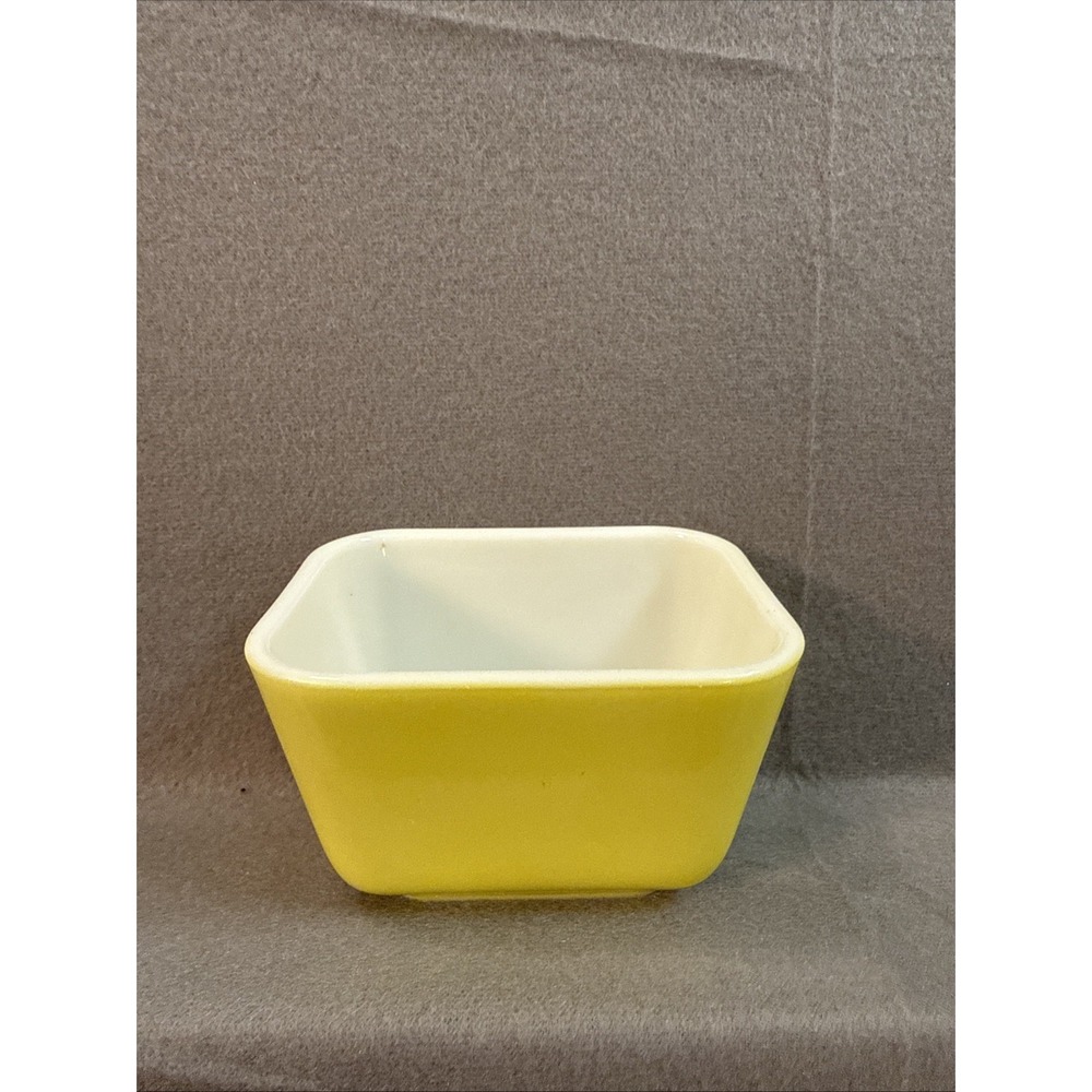 Vintage Pyrex Yellow Refrigerator Dish 501B 1-1/2 Cup No Lid